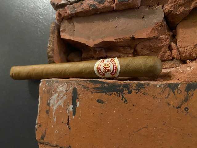CR95prelight1 cuestarey cigar in brick unlit