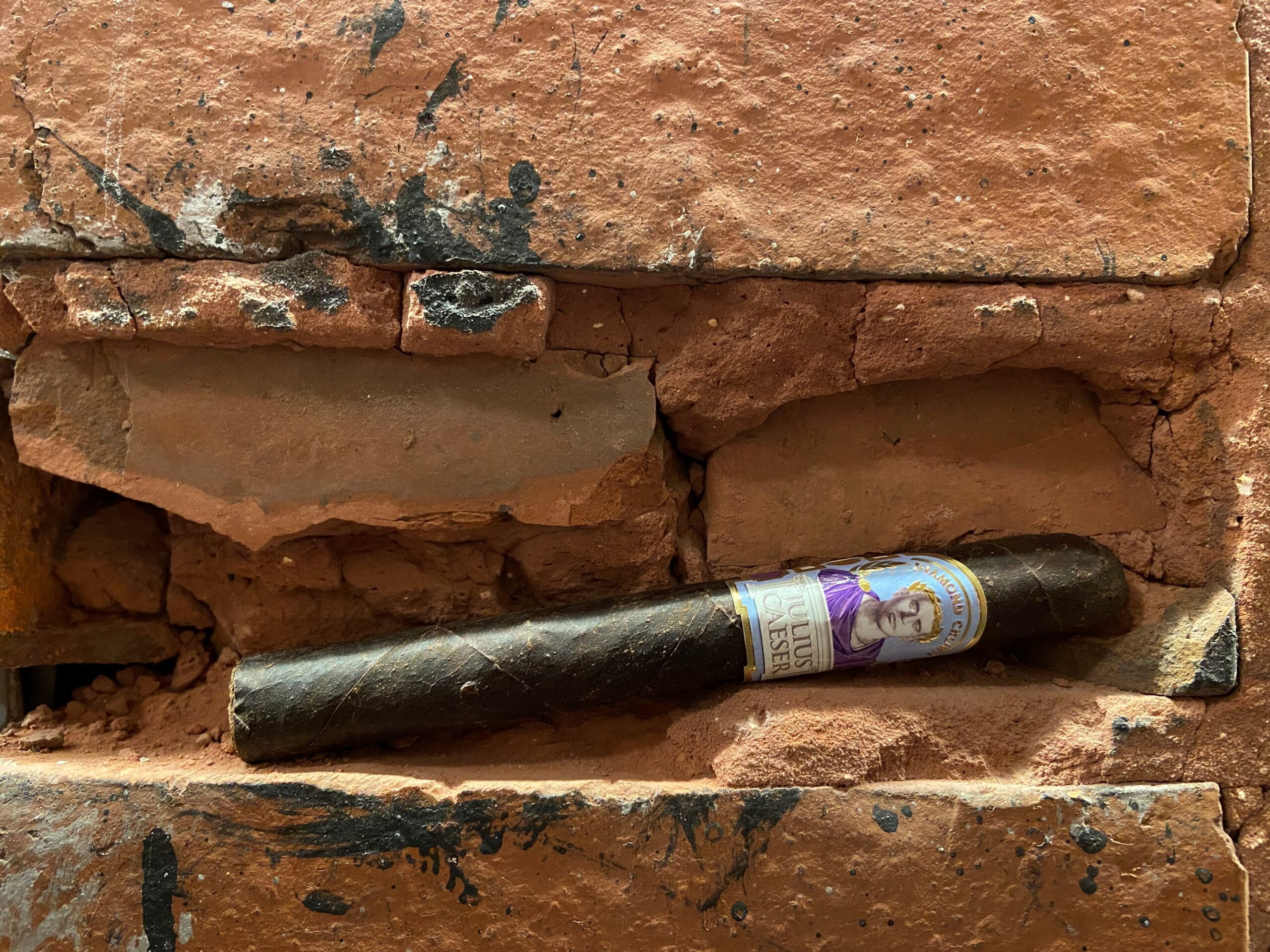 julius caeser corona cigar in brick